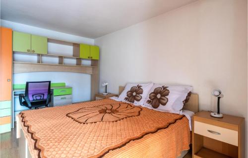 1 dormitorio con 1 cama y escritorio con ordenador en Cozy Home In Cokuni With Kitchen, en Mutvoran