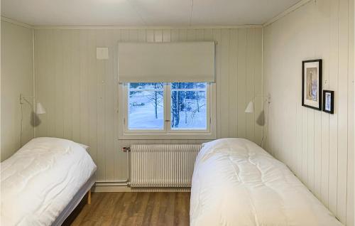 - une chambre avec 2 lits et une fenêtre dans l'établissement Awesome Apartment In Mesnali With Internet And 1 Bedrooms, à Mesnali