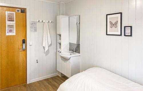 baño blanco con lavabo y cama en Stunning Apartment In Mesnali With House A Panoramic View, en Mesnali