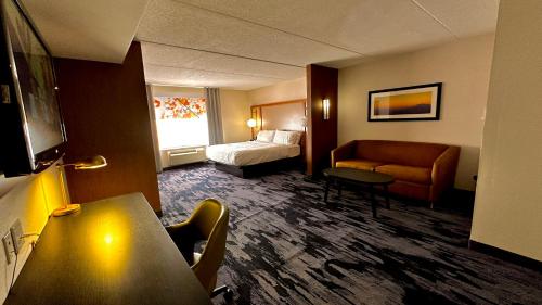 um quarto de hotel com uma cama e um sofá em Newmarket Hotel and Suites em Newmarket