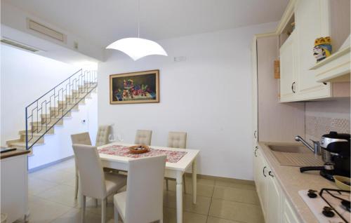 Nhà bếp/bếp nhỏ tại 3 Bedroom Awesome Home In Ragusa