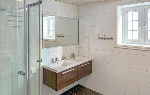 uma casa de banho branca com um lavatório e um chuveiro em 2 Bedroom Pet Friendly Home In Rauland em Rauland