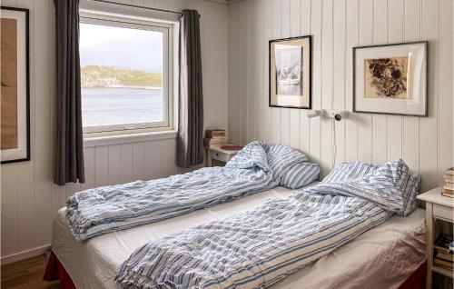 1 dormitorio con 2 camas y ventana en Cozy Home In Valsyfjord With House Sea View en Valsøyfjord