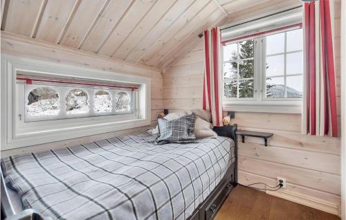 リューカンにあるAmazing Home In Rjukan With Sauna And 5 Bedroomsの木製の壁のベッドルーム1室(ベッド1台付)