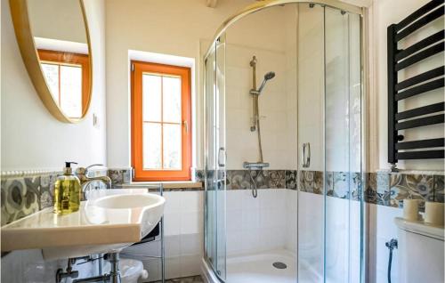 La salle de bains est pourvue d'un lavabo et d'une douche en verre. dans l'établissement 1 Bedroom Lovely Apartment In Klecino, à Klęcino