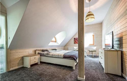 - une chambre avec un grand lit et une fenêtre dans l'établissement 1 Bedroom Lovely Apartment In Klecino, à Klęcino