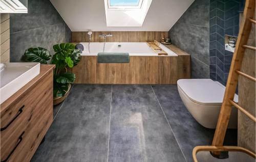 łazienka z wanną, toaletą i umywalką w obiekcie Stunning Home In Ryn With Wifi w Rynie