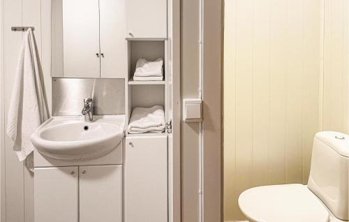 Baño blanco con lavabo y aseo en 1 Bedroom Gorgeous Apartment In Mesnali, en Mesnali