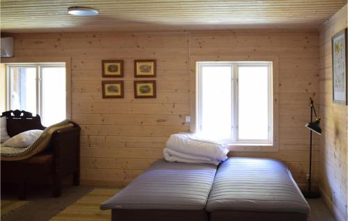 Postel nebo postele na pokoji v ubytování Gorgeous Home In Figeholm With Sauna
