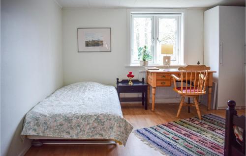 Postel nebo postele na pokoji v ubytování Gorgeous Home In lmeboda With Kitchen