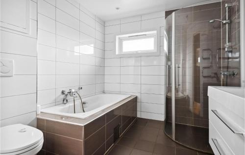łazienka z wanną, toaletą i prysznicem w obiekcie Beautiful Apartment In Nesttun With House A Panoramic View w Bergen