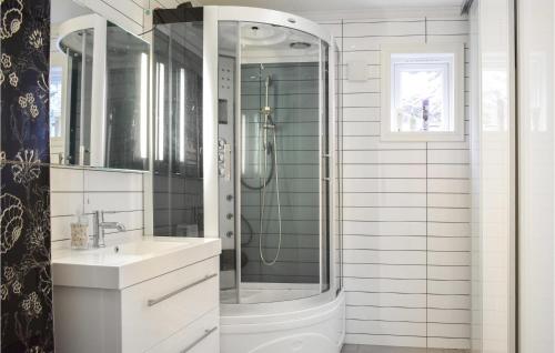 Koupelna v ubytování Beautiful Home In Auklandshamn With Jacuzzi, Wifi And 4 Bedrooms