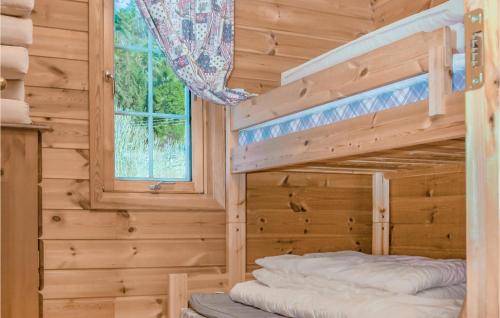 a bedroom with two bunk beds in a log cabin at Nice Home In Sjernarøy With Wifi in Sjernarøy