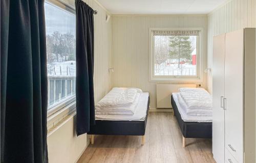 Säng eller sängar i ett rum på Lovely Apartment In Mesnali With House A Panoramic View