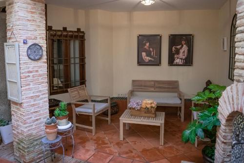salon z krzesłami i stołem w obiekcie Hammam de Zeid w mieście Toledo