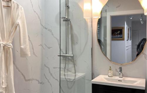 y baño con ducha, lavabo y espejo. en Gorgeous Apartment In Gdynia With Kitchen, en Gdynia