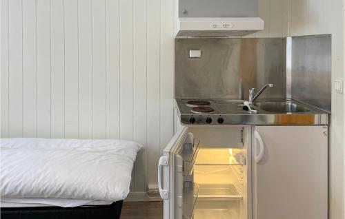 - une petite cuisine avec un évier et un lit dans l'établissement Pet Friendly Apartment In Mesnali With Kitchen, à Mesnali