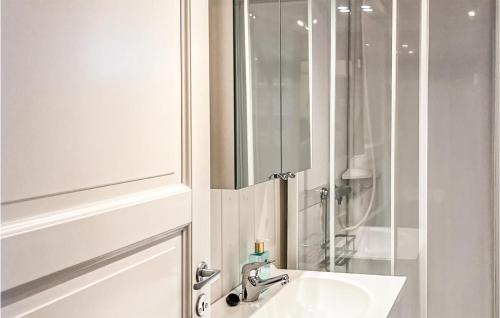 Baño blanco con lavabo y espejo en Beautiful Home In Noresund With House A Mountain View, en Noresund