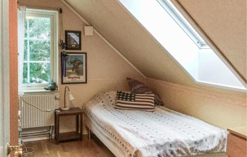 Un dormitorio con una cama con una bandera americana. en Lovely Home In Ljuster With Kitchen, en Norra Ljustero