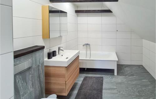 a bathroom with a sink and a bath tub at Lovely Home In Lvestad With House A Panoramic View in Lövestad