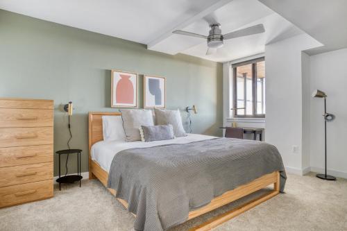 a bedroom with a bed and a ceiling fan at Clarendon 1BR w Gym WD Doorman nr Metro WDC-350 in Arlington