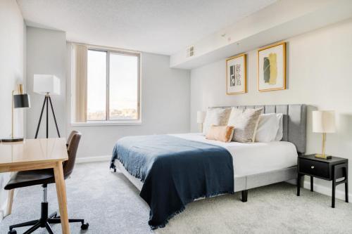 Postel nebo postele na pokoji v ubytování Bethesda 1BR w Gym Pool Concierge nr Metro WDC-409