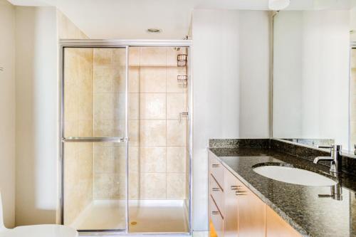 Koupelna v ubytování Bethesda 1BR w Gym Pool Concierge nr Metro WDC-409