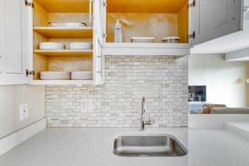 eine Küche mit Spüle und weißen Schränken und Tellern in der Unterkunft Ballston 2BR w Concierge WD Pool nr Metro WDC-505 in Arlington