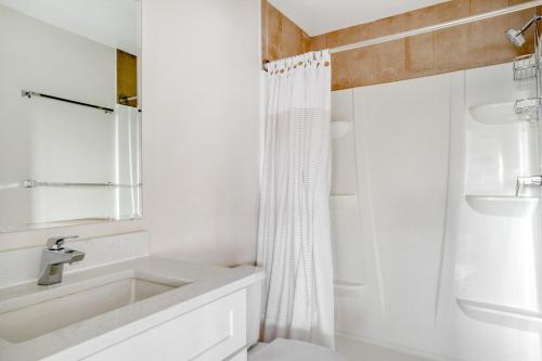 a white bathroom with a sink and a shower at Clarendon 1BR WD Concierge Gym nr WF WDC-518 in Arlington