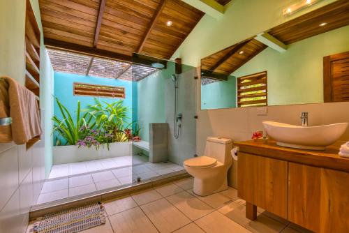 y baño con aseo y ducha. en Casa Corazón - Premium Vacation Home, en Puerto Viejo