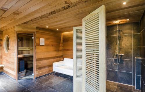 een badkamer met een douche en een bad bij Cozy Home In Westouter With House A Panoramic View in Westouter