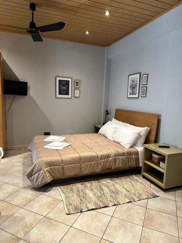 Posteľ alebo postele v izbe v ubytovaní Beautiful apartment Athens Keramikos