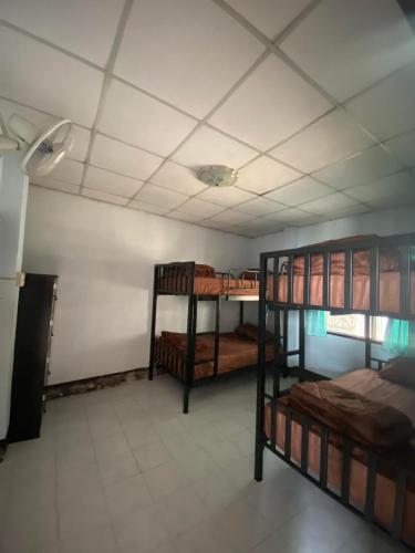 Una cama o camas en una habitación de Paifah Hostel