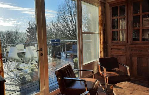 un porche cubierto con sillas y mesa en Stunning Home In Westouter With Sauna, en Westouter