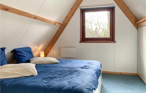 ein Schlafzimmer mit einem blauen Bett und einem Fenster in der Unterkunft Lovely Home In Rekem-lanaken With Wifi in Bovenwezet