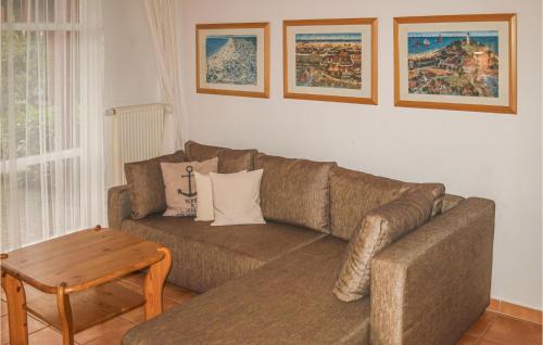 a living room with a couch and a table at 2 Bedroom Beautiful Home In Plau Am See in Plau am See
