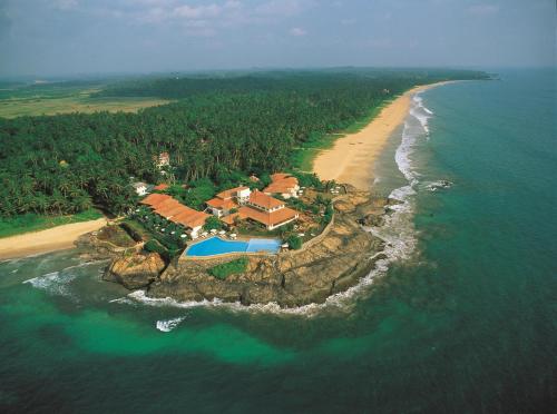 eine Luftansicht eines Hauses auf einer Insel im Ozean in der Unterkunft Jetwing Saman Villas in Bentota