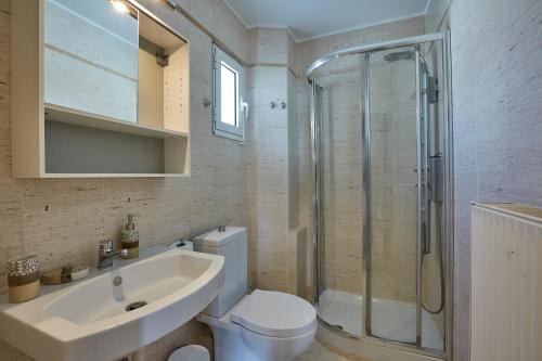 een badkamer met toilet, wastafel en douche bij Loft by Clever in Thessaloniki