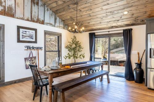 Gallery image of New Rustic Luxe Cabin Billiards Spa Near GSMNP in Townsend