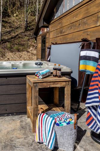 Gallery image of New Rustic Luxe Cabin Billiards Spa Near GSMNP in Townsend
