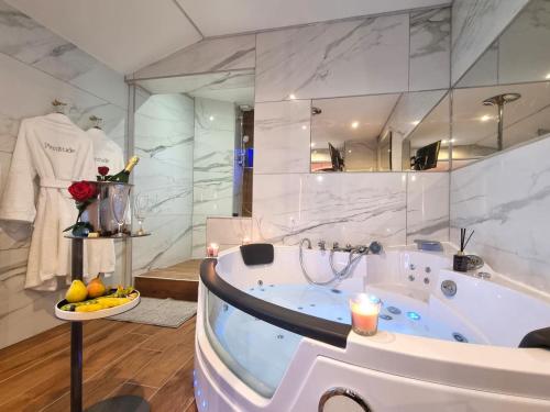 een badkamer met een bad met een kaars erin bij Plenitude in Saint-Chamond