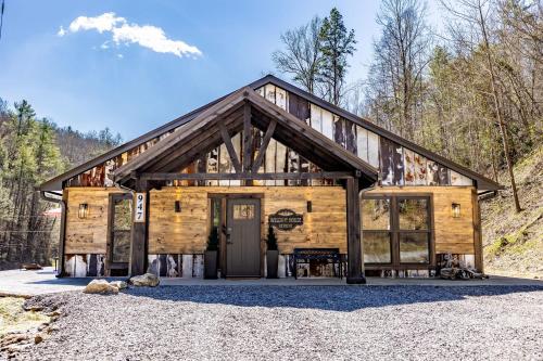 Gallery image of New Rustic Luxe Cabin Billiards Spa Near GSMNP in Townsend