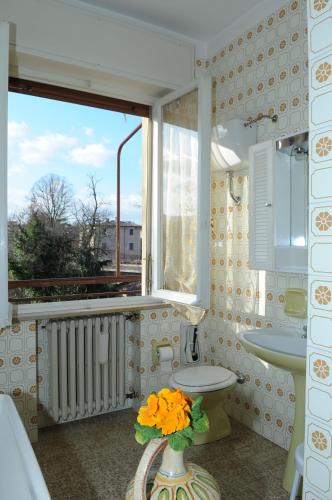 a bathroom with a sink and a toilet and a window at B&B Pippinella in Urbania