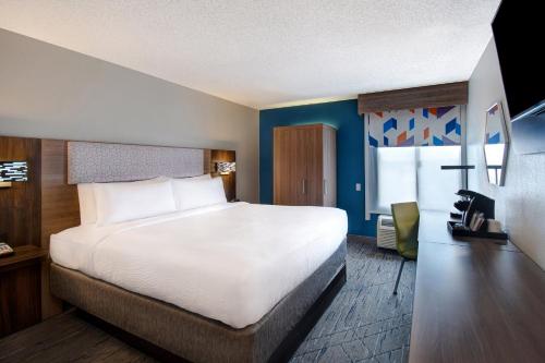 um quarto de hotel com uma cama grande e uma janela em Holiday Inn Express Rochester - University Area, an IHG Hotel em Rochester