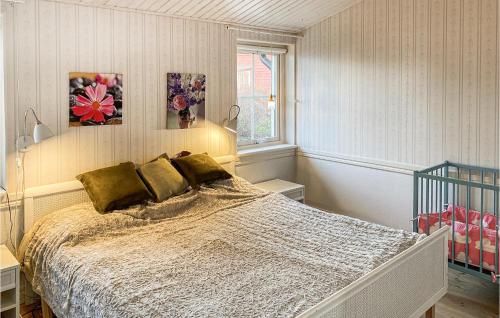 1 dormitorio con cama y ventana en Awesome Apartment In Trans With Ethernet Internet, en Tranås