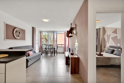 een keuken en een woonkamer met een bed en een bank bij Chasna in Costa Del Silencio