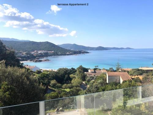 Cette maison offre une vue sur le lac. dans l'établissement Appartement à 2mn de la plage du Ruppione, à Pietrosella