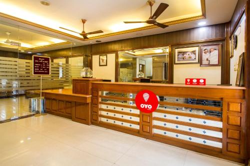 a restaurant with a ping pong racket on the counter at Super OYO Flagship Hotel Surya Residency in Ameerpet