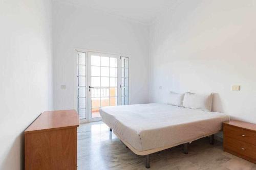 Habitación blanca con cama y ventana en Villa Mar Deluxe, en Castillo del Romeral