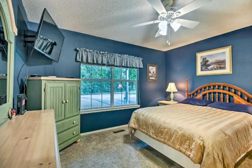 - une chambre avec un lit et un ventilateur de plafond dans l'établissement Bella Vista Home Base Near Mtn Biking and Golf!, à Bella Vista